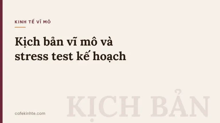 Ảnh bìa nền kem với sọc đỏ rượu bên trái, nhãn KINH TẾ VĨ MÔ, tiêu đề Kịch bản vĩ mô và stress test kế hoạch, chữ chìm KỊCH BẢN ở góc dưới phải