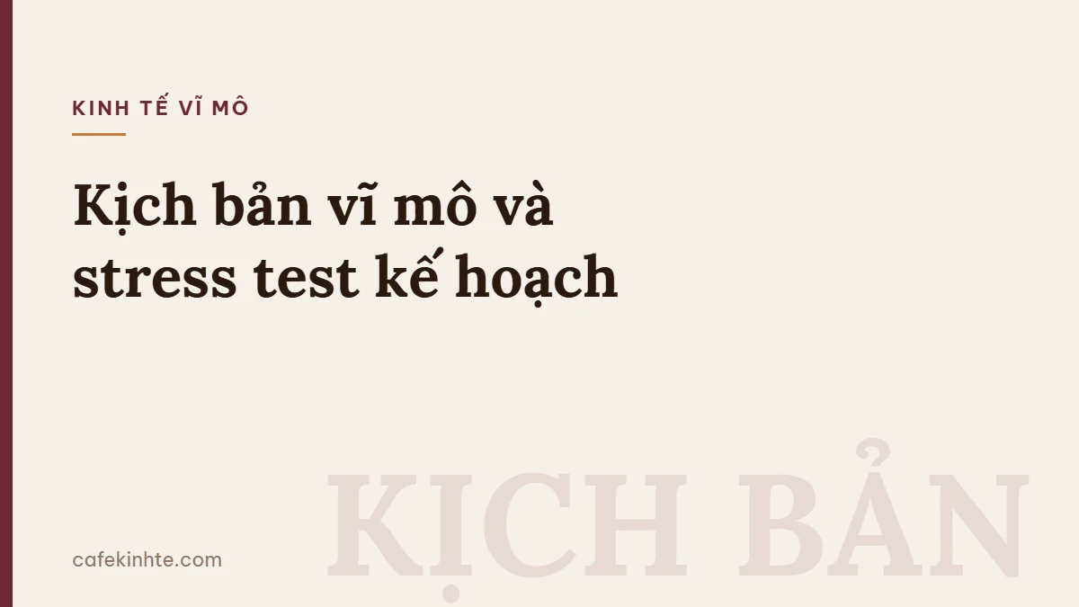 Ảnh bìa nền kem với sọc đỏ rượu bên trái, nhãn KINH TẾ VĨ MÔ, tiêu đề Kịch bản vĩ mô và stress test kế hoạch, chữ chìm KỊCH BẢN ở góc dưới phải